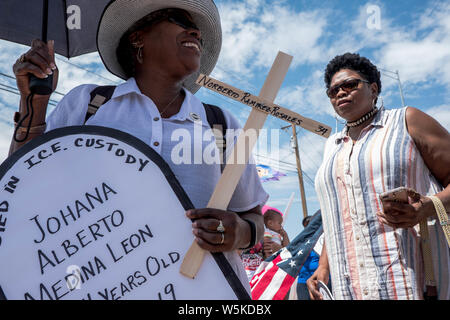 El Paso, Texas, Stati Uniti d'America. 29 Luglio, 2019. CHARMEINE FLETCHER, sinistra e YARA ALLEN frequentare la prima 'moral lunedì a confini' interfaith protesta contro la Trump dell amministrazione di politiche in materia di immigrazione al di fuori del El Paso Processing Center di El Paso, Texas. Alcune della nazione progressiva Prominente leader religiosi hanno partecipato alla protesta compresi rinomato fede leader Rev. Il dottor William J. barbiere, II. Credito: Joel Angelo Juarez/ZUMA filo/Alamy Live News Foto Stock