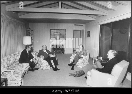 Charles G. (Bebe Rebozo), Direttore dell'FBI J. Edgar Hoover, il presidente e il Segretario di Stato William P. Rogers prima di cena presso il Key Biscayne, Florida, campo di applicazione e il contenuto: nell'immagine: Charles G. (Bebe) Rebozo, J. Edgar Hoover, Richard M. Nixon, William P. Rogers. Oggetto: Applicazione della legge. Foto Stock