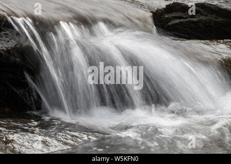 L'acqua che scorre sopra la cascata nel ruscello di montagna in Australia Foto Stock
