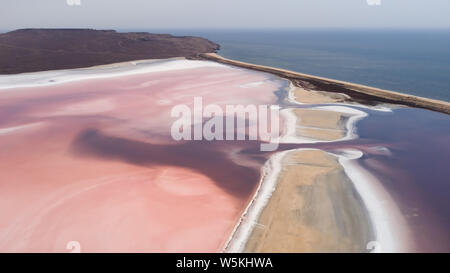 Rosa Koyashskoye Salt Lake in Krym e la costa del Mar Nero. Vista aerea. Trendy color corallo Foto Stock