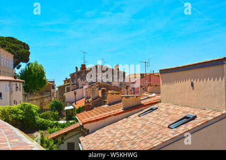 La città di Cannes in Francia. Belle strade e palazzi della città vecchia nella regione della Provenza Foto Stock