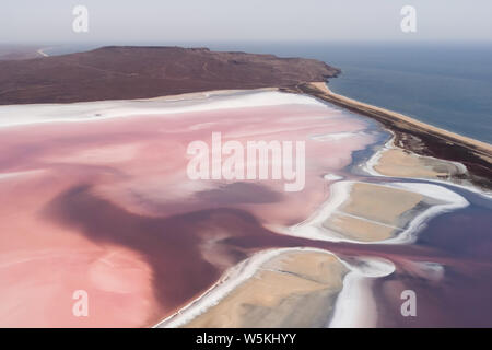 Rosa Koyashskoye Salt Lake in Krym e la costa del Mar Nero. Vista aerea. Trendy color corallo Foto Stock