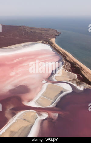 Rosa Koyashskoye Salt Lake in Krym e la costa del Mar Nero. Vista aerea. Trendy color corallo Foto Stock