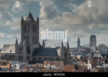 Gent, Fiandre, Belgio - 21 Giugno 2019: Shot dalla torre di castello, la vista sui tetti della città mostra Sint Niklaas chiesa con retro in torri di Università e Foto Stock