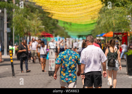 Montreal, CA - 27 Luglio 2019: Arcobaleno sfere arte di installazione '18 tonalità di gay' su Saint-Catherine Street nel Villaggio Gay Foto Stock