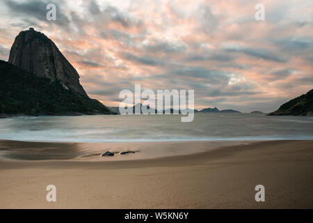 Sunrise in spiaggia Vermelha, Rio de Janeiro Foto Stock