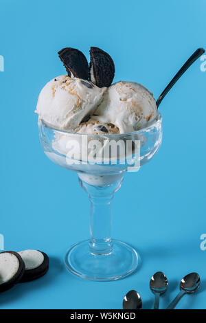Gelato alla vaniglia con oreo cookie nel contenitore in vetro Foto Stock