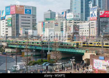 Treno che passa attraverso Shinjuku a Tokyo Foto Stock