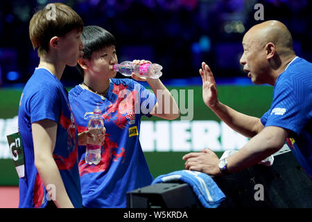 Sun Yingsha e Wang Manyu della Cina di parlare a loro coach come hanno giocato contro Hina Hayata e Mima Ito del Giappone in loro corrispondenza finale femminile del dopp Foto Stock