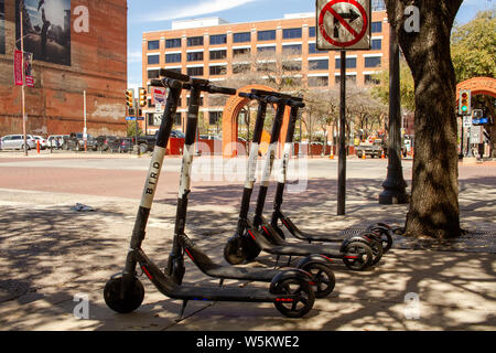 Dallas, Texas / STATI UNITI D'AMERICA, 16 marzo 2019: scooter elettrici per il noleggio è ora un popolare mezzo di trasporto per uso domestico e per i visitatori. Qui gli uccelli scooter Foto Stock