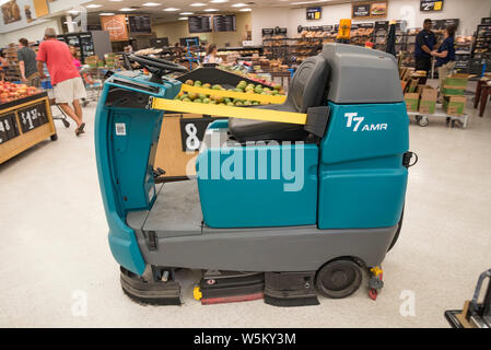 "Wally" la robotica detergente per pavimenti roam intorno al lago di città, Florida, Walmart.. Foto Stock