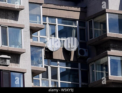 Un edificio residenziale è installato con tv satellitare ricevitore piatti in Shenyang City, a nord-est della Cina di provincia di Liaoning, 2 aprile 2019. Foto Stock