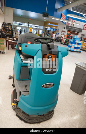 "Wally" la robotica detergente per pavimenti roam intorno al lago di città, Florida, Walmart.. Foto Stock