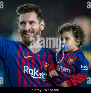 Lionel Messi del FC Barcelona tiene il suo figlio Ciro dopo che il