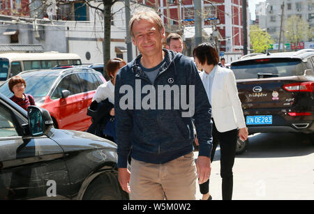 Manager del calcio tedesco e pundit Jurgen Klinsmann è visto durante una visita a Pechino, Cina, 14 aprile 2019. Durante una visita a Pechino, Jurgen Kli Foto Stock