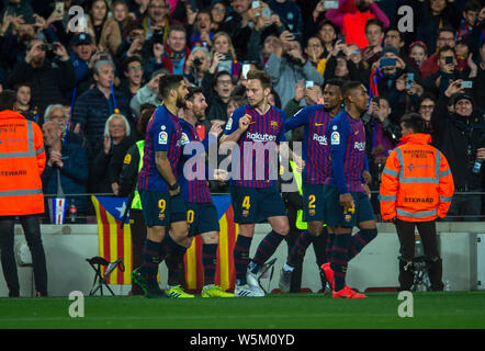 Lionel Messi, la terza a sinistra, del FC Barcelona celebra con i compagni di squadra dopo il punteggio di Barcellona il secondo gol contro il Club Atletico de Madrid durante il loro Foto Stock