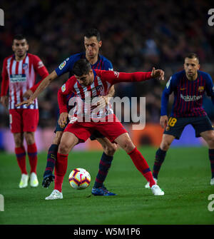 Alvaro appartamento Morata del Club Atletico de Madrid, anteriore, sfide Sergio Busquets del FC Barcelona durante la loro 31 round match della Liga 2018-2019 mare Foto Stock