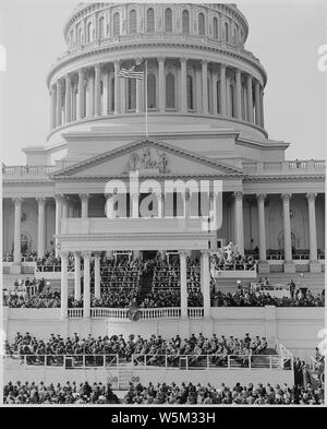 Vista la distanza della inaugurazione del Presidente Truman che mostra il presidente al podio. Foto Stock