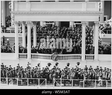 Vista la distanza della inaugurazione del Presidente Truman che mostra il Presidente a piedi il suo sedile. Foto Stock