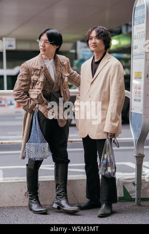 Street scatta durante il Tokyo Fashion Week Autunno/Inverno 2019 a Tokyo in Giappone, 23 marzo 2019. Foto Stock