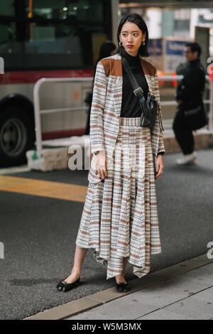 Street scatta durante il Tokyo Fashion Week Autunno/Inverno 2019 a Tokyo in Giappone, 23 marzo 2019. Foto Stock