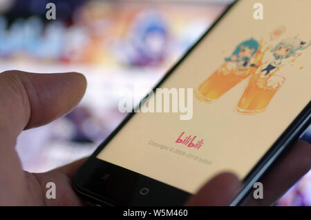 --FILE--un netizen utilizza la mobile app di streaming cinese Bilibili gigante Inc sul suo smartphone in Ji'nan city, est della Cina di provincia di Shandong, 13 gen Foto Stock