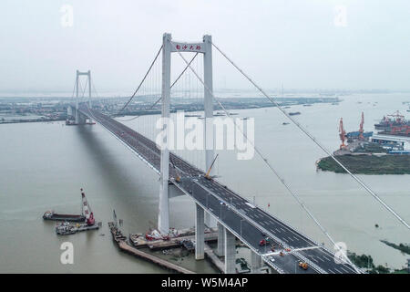 --FILE -- il ponte Nansha, precedentemente noto come Seconda Humen Bridge, è in costruzione presso il Fiume Pearl estuario nella città di Guangzhou, a sud della Cina di Foto Stock