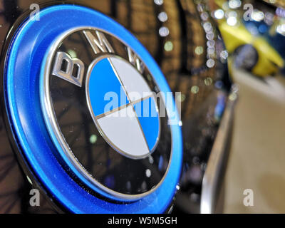 --FILE--Vista di un logo di BMW in occasione di una mostra a Shanghai in Cina, 19 febbraio 2018. BMW inizierà la produzione cinese di automobili elettriche dalla sua Foto Stock