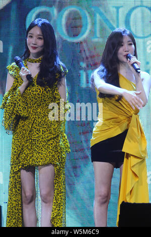 Lee Hae-ri e Kang Min-Kyung Corea del Sud duo pop Davichi eseguire durante il 2019 DAVICHI Concerto in Taipei, Taiwan, 7 aprile 2019. Foto Stock