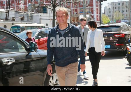 Manager del calcio tedesco e pundit Jurgen Klinsmann è visto durante una visita a Pechino, Cina, 14 aprile 2019. Durante una visita a Pechino, Jurgen Kli Foto Stock