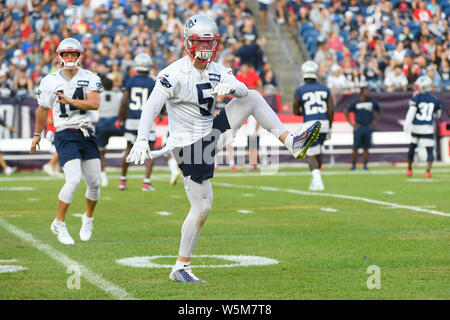 Foxborough, Massachusetts, STATI UNITI D'AMERICA. 29 Luglio, 2019. New England Patriots quarterback Danny Etling (5) riscalda fino al New England Patriots training camp tenuto a Gillette Stadium, in Foxborough, Massachusetts. Eric Canha/CSM/Alamy Live News Foto Stock