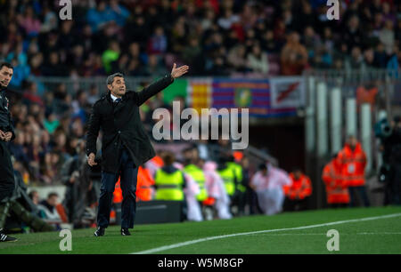 Capo allenatore Ernesto Valverde del FC Barcelona esclamazioni istruzioni ai suoi giocatori in competizione contro il Real Sociedad durante il loro trentatreesima partita della La Foto Stock
