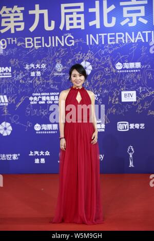 Attrice cinese Yan Ni arriva sul tappeto rosso per la chiusura ed il premio cerimonia di presentazione del 9Beijing International Film Festival (BIFF Foto Stock