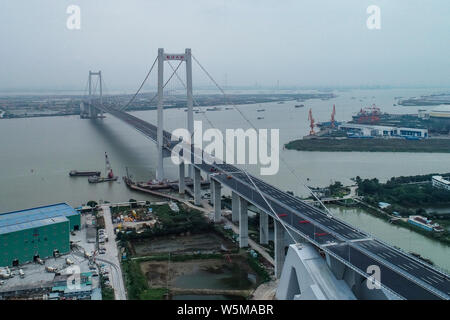 --FILE -- il ponte Nansha, precedentemente noto come Seconda Humen Bridge, è in costruzione presso il Fiume Pearl estuario nella città di Guangzhou, a sud della Cina di Foto Stock