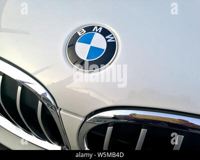 --FILE--Vista di un logo di BMW in città Huaibei, est cinese della provincia di Anhui, 4 ottobre 2018. BMW (Cina) proponeva un piano di richiamo per i veicoli 36,0001 fro Foto Stock