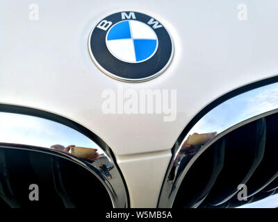 --FILE--Vista di un logo di BMW in città Huaibei, est cinese della provincia di Anhui, 4 ottobre 2018. BMW (Cina) proponeva un piano di richiamo per i veicoli 36,0001 fro Foto Stock