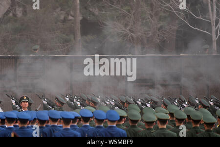 Cinese soldati PLA di accompagnare i resti di dieci soldati cinesi uccisi nel 1950-53 guerra coreana durante una cerimonia di sepoltura a uno dei martiri park di Shen Foto Stock