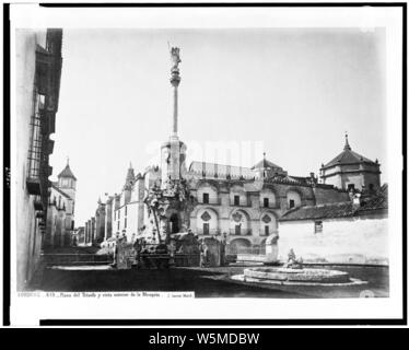 Córdoba. Plaza del Triunfo y vista esterno de la Mezquita - J. Laurent. Madrid. Foto Stock