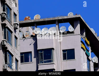 Un edificio residenziale è installato con tv satellitare ricevitore piatti in Shenyang City, a nord-est della Cina di provincia di Liaoning, 2 aprile 2019. Foto Stock