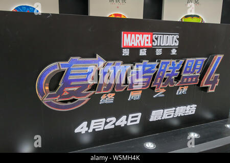 Vista la Cinese-stile eroi Marvel opera trucco mostra su Nanjing East Road a Shanghai in Cina, 10 aprile 2019. Come Marvel e Disney manovella u Foto Stock