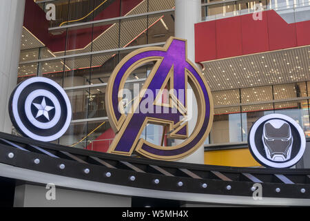 Vista la Cinese-stile eroi Marvel opera trucco mostra su Nanjing East Road a Shanghai in Cina, 10 aprile 2019. Come Marvel e Disney manovella u Foto Stock