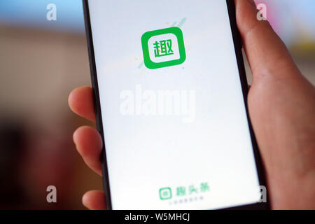 --FILE--un netizen utilizza l'applicazione mobile cinese di news e video di aggregazione Qutoutiao app sul suo smartphone in Ji'nan city, est della Cina di Shandong prov Foto Stock