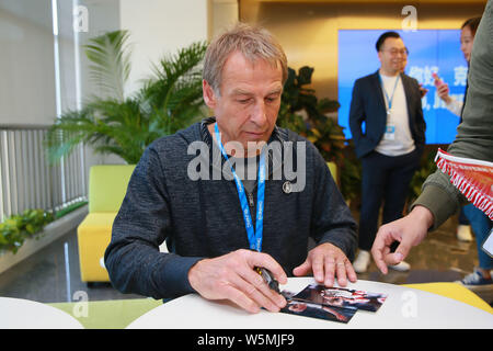 Manager del calcio tedesco e pundit Jurgen Klinsmann è visto durante una visita a Pechino, Cina, 14 aprile 2019. Durante una visita a Pechino, Jurgen Kli Foto Stock