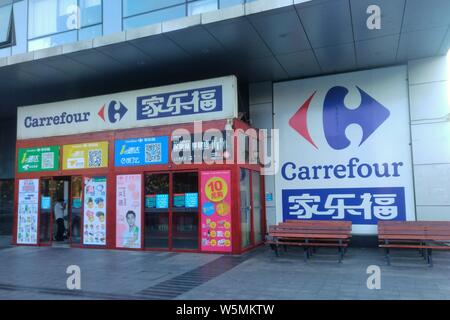 --FILE--Vista di un supermercato Carrefour a Pechino, in Cina, il 9 ottobre 2018. Gome aziende retail e francese della catena di ipermercato Carrefour lavorerà per Foto Stock