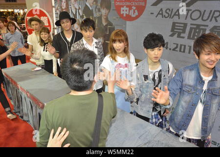 Pop giapponese gruppo AAA (Attacco tutti intorno) partecipa a una riunione della ventola durante il loro tour in Asia a Hong Kong, Cina, 5 aprile 2015. Foto Stock