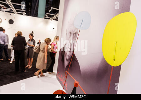 Miami Beach Florida, Miami Beach Convention Center, Art Basel, mostra annuale di opere d'arte, contemporaneo, shopping shopper shopping negozi ma Foto Stock