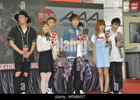 Pop giapponese gruppo AAA (Attacco tutti intorno) partecipa a una riunione della ventola durante il loro tour in Asia a Hong Kong, Cina, 5 aprile 2015. Foto Stock