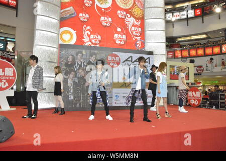 Pop giapponese gruppo AAA (Attacco tutti intorno) esegue in una riunione della ventola durante il loro tour in Asia a Hong Kong, Cina, 5 aprile 2015. Foto Stock