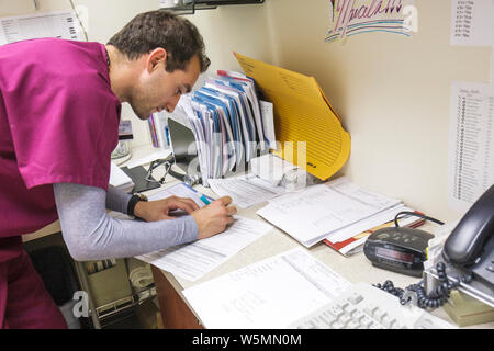 Miami Beach Florida, Mt. Mount Sinai Medical Center,ospedale,assistenza sanitaria,ufficio medico,tecnico EKG,cartelle cliniche,carriera,assistenza sanitaria,uomo ispanico Foto Stock