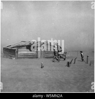 FSA; tempesta di polvere; agricoltore e figli camminando di fronte a una tempesta di polvere; Cimarron County, Oklahoma, campo di applicazione e il contenuto: Arthur Coble e i suoi due figli a camminare in una tempesta di polvere [1] Foto Stock